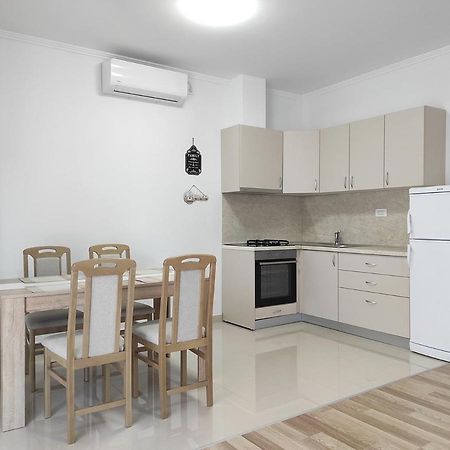 One Bedroom Apartment Gogo With Private Parking Neum Exterior photo